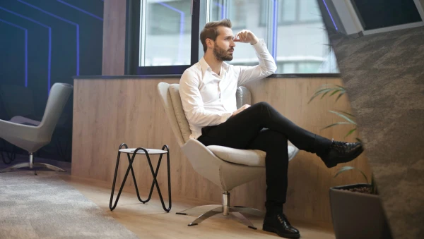 Zinātnieki apgāž mītu par kaitīgu ieradumu sēdēt, sakrustojot kājas