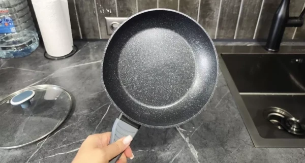 Kā notīrīt piedegušu pannu bez agresīvas ķīmijas