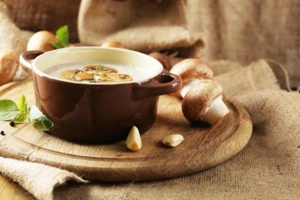 Vai sīpols buljonā patiešām tumšojas, ja tajā ir indīgas sēnes?