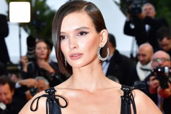 Paulīna Andrejeva uz baumu par romānu fona dalās ar iespaidīgiem kadriem