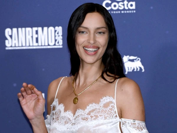 Irina Šeika pārsteidz ar elegantu tēlu un atklātu muguru