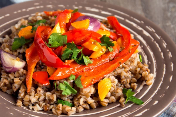 Šīs 6 produktu kombinācijas palīdz organismam labāk uzņemt vitamīnus — pārskatiet savu ēdienkarti (+ recepte)