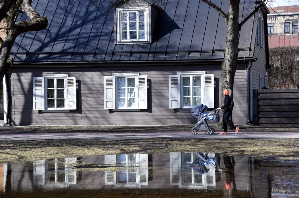 Dzimstība turpina kristies, mirstība pieaug: negatīvas tendences gada sākumā