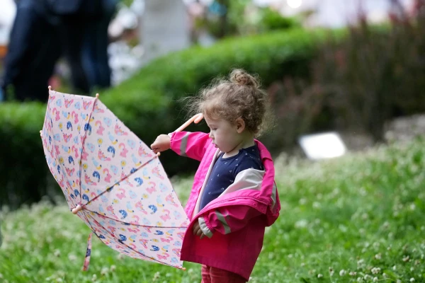 Ceturtdien daudzviet uzpilinās lietus, vietām līs stiprāk