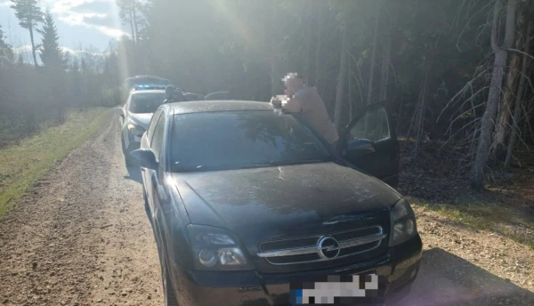 Diennakts laikā aizturēti trīs nelikumīgi valsts robežu šķērsojušu personu pārvadātāji