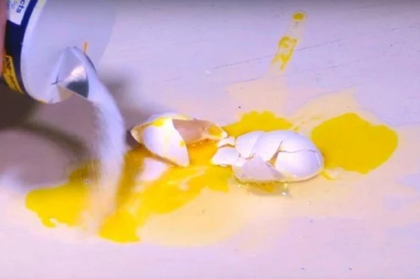 Kā no galdauta noņemt olu traipu?