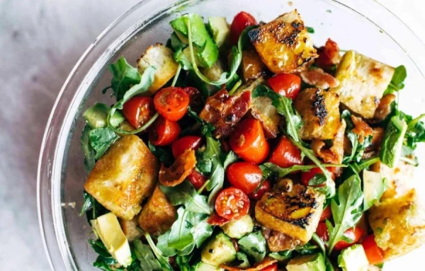 Panzanella ar bekonu un dārzeņiem