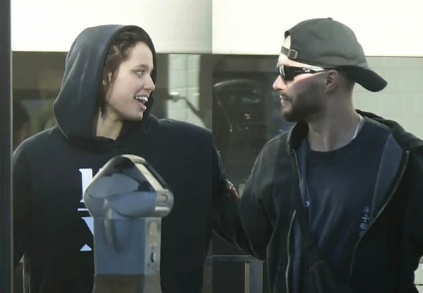 Šailo, Pita un Džolijas meita, pamanīta sirsnīgos apskāvienos: baumas par jaunu romānu