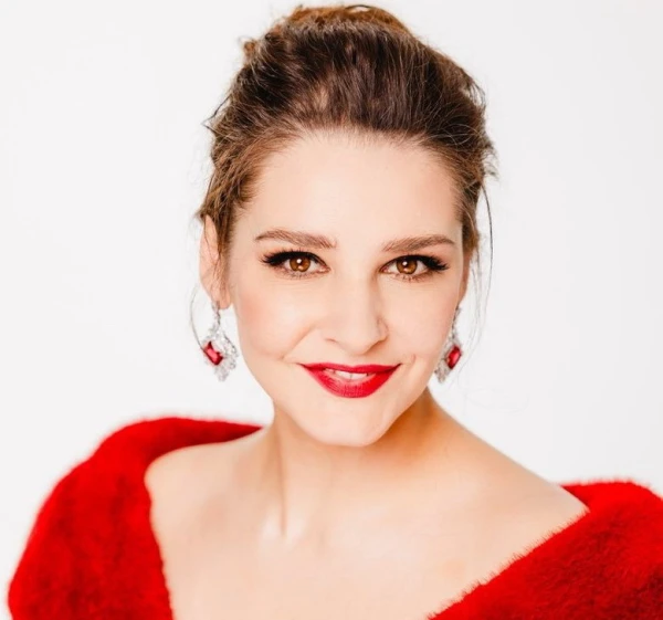 «Vienkārši traki»: Glafiras Tarhanovas māsa pārsteidz ar drosmīgu tēlu un izraisa asas reakcijas tīmeklī