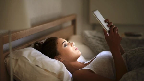 Ne līdz viņiem. Eksperts izskaidroja saikni starp bērnu agresiju un vecāku aizraušanos ar telefoniem