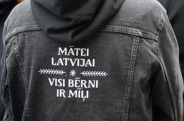 Saeimas komisija otrajam lasījumam virza grozījumus par sodu palielināšanu valsts valodas necienītājiem