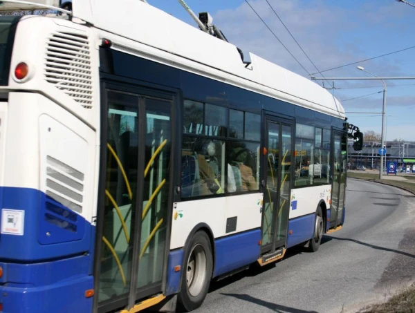 No 9. maija vairākos Rīgas autobusu un trolejbusu maršrutos būs nelielas izmaiņas kustības sarakstos