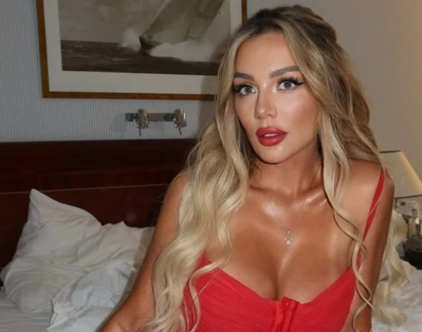 Efektīga parādīšanās: Sedokova izgāja sabiedrībā provokatīvā kleitā