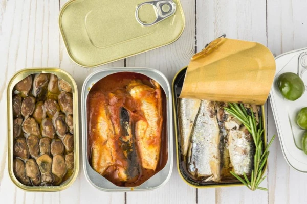 Gastroenterologs norādīja, ar ko nevajadzētu kombinēt zivju konservus