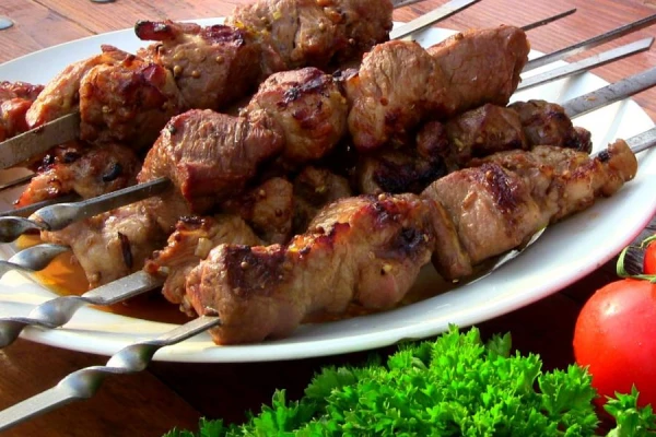 Kā pareizi marinēt cūkgaļu šašlikam un grilam: sīpols, kefīrs, tomātu sula un citi varianti