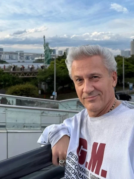 65 gadus vecais Menšikovs kļuva par stila ikonu atpūtā Japānā