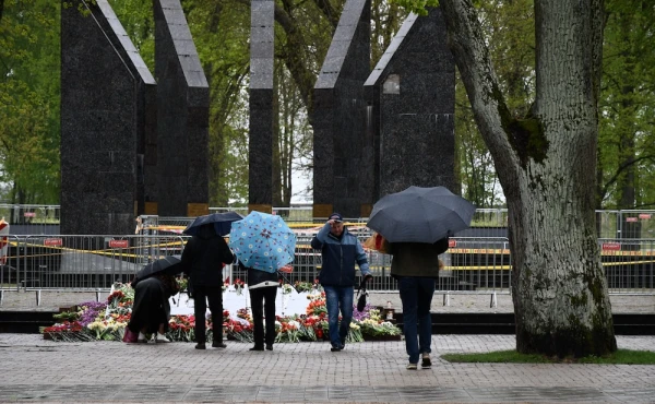Люди возлагают цветы 9 мая 2026 года на мемориале в парке Дубровина в Даугавпилсе