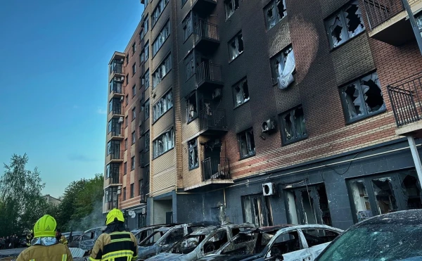 Разрушенный российской ракетой дом в Киеве