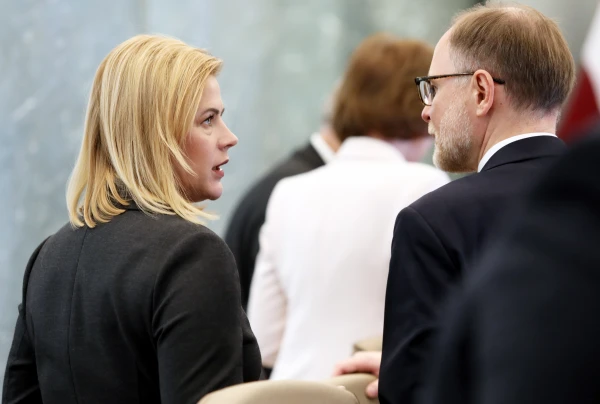 Ukraiņu droni sagrauj Latvijas valdību: kas par Saeimā notiekošo rakstīts ārvalstu presē?