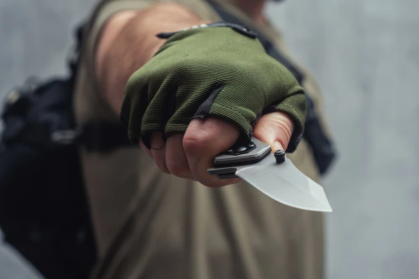 Apsūdz par vīrieša nogalināšanu ar 106 naža dūrieniem Daugavpils parkā