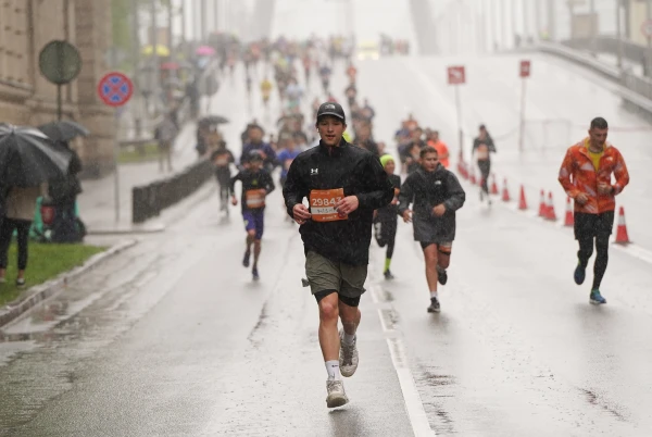 Svinīgi atklāts visu laiku vērienīgākais Rīgas maratons