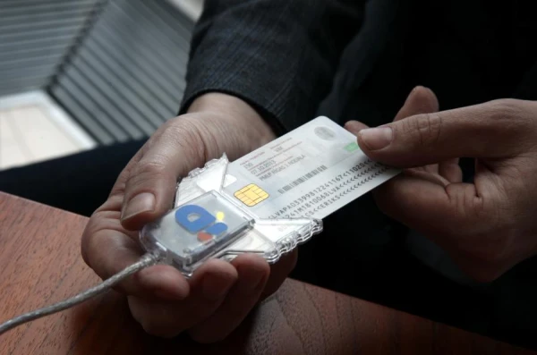 Ar lielu daļu eID karšu vairs nevarēs veikt e-parakstus. Ko tas nozīmē?