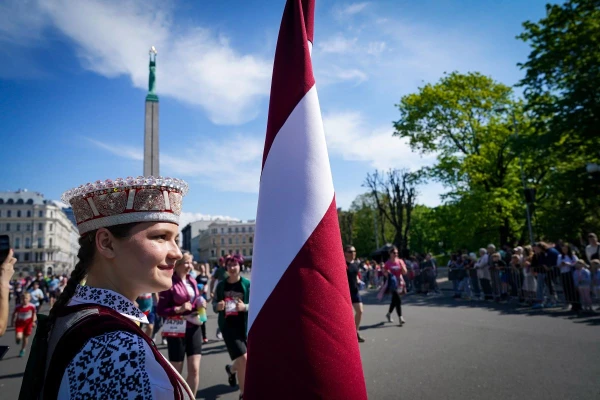Rīgas ielās devušies tūkstošiem maratonistu