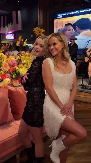 Rīza Vītherspūna ar meitu