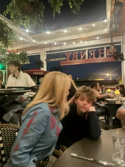 Rīza Vītherspūna ar dēlu